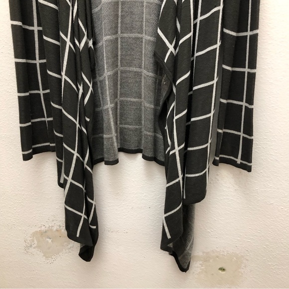 Pink Clover W S M Gray/White Long Sleeve Geometric Print Asymmetric Hem Cardigan - Picture 4 of 9